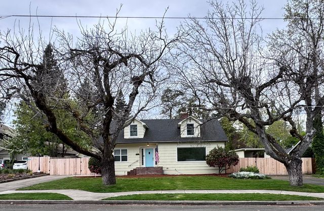 736 NW 3rd Street, Grants Pass, OR 97526