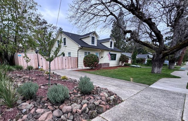 736 NW 3rd Street, Grants Pass, OR 97526