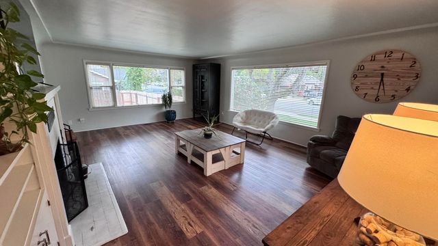 736 NW 3rd Street, Grants Pass, OR 97526