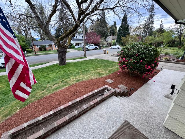 736 NW 3rd Street, Grants Pass, OR 97526