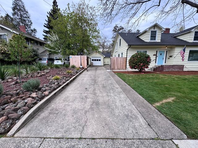 736 NW 3rd Street, Grants Pass, OR 97526