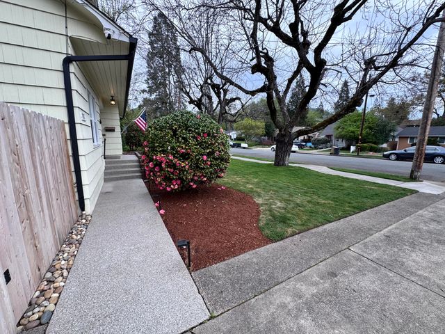 736 NW 3rd Street, Grants Pass, OR 97526