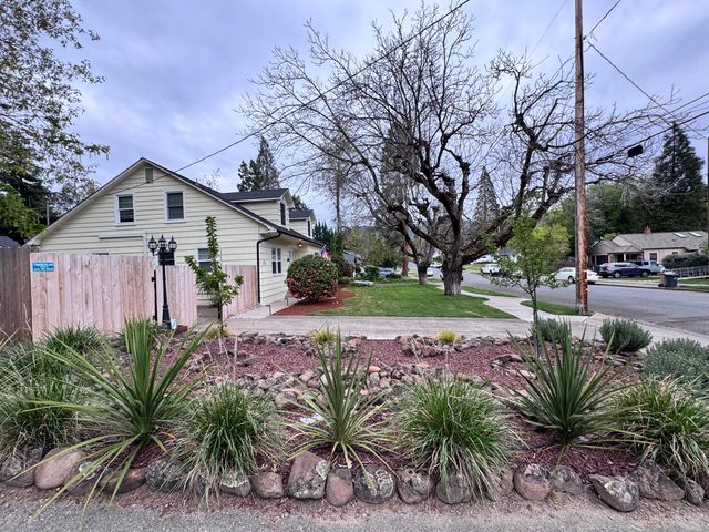 736 NW 3rd Street, Grants Pass, OR 97526