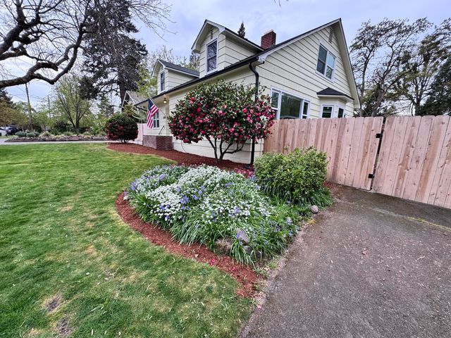 736 NW 3rd Street, Grants Pass, OR 97526