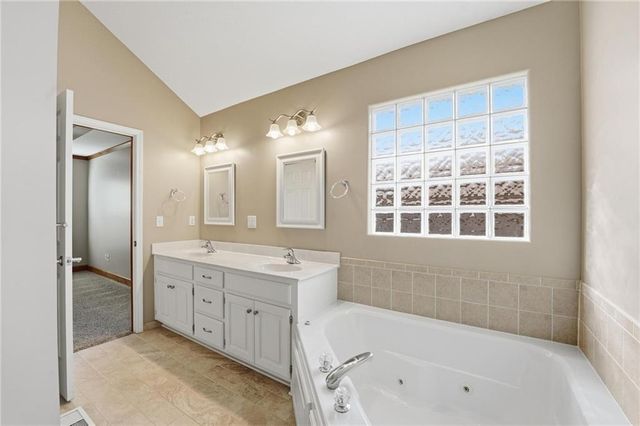 4131 SW Homestead Drive, Lee's Summit, MO 64082