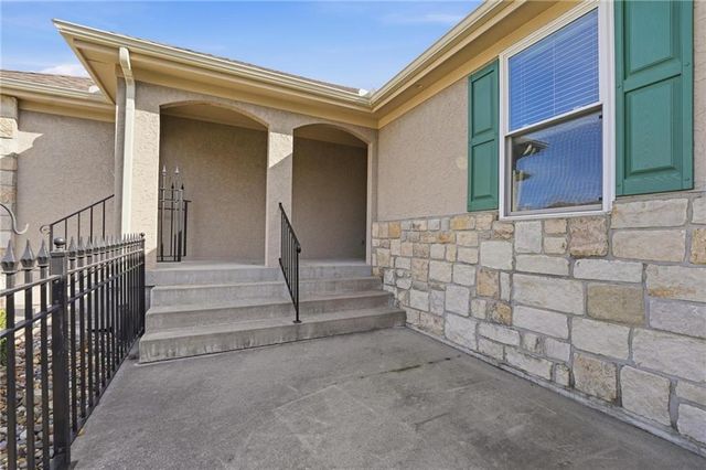 4131 SW Homestead Drive, Lee's Summit, MO 64082