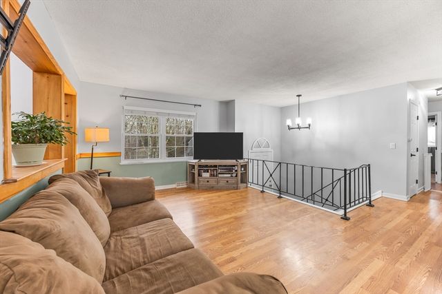 186 Walnut St, Barnstable, MA 02601