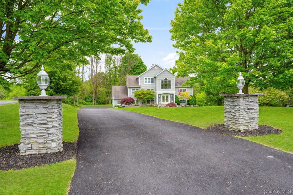 40 Burts Path, Hopewell Junction, NY 12533
