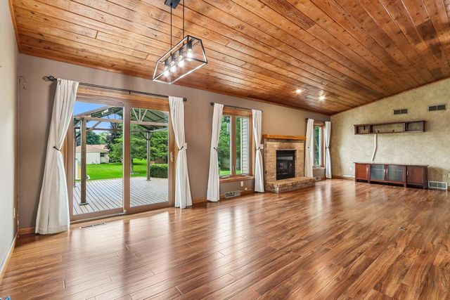 W235N6482 Outer Circle DRIVE, Sussex, WI 53089