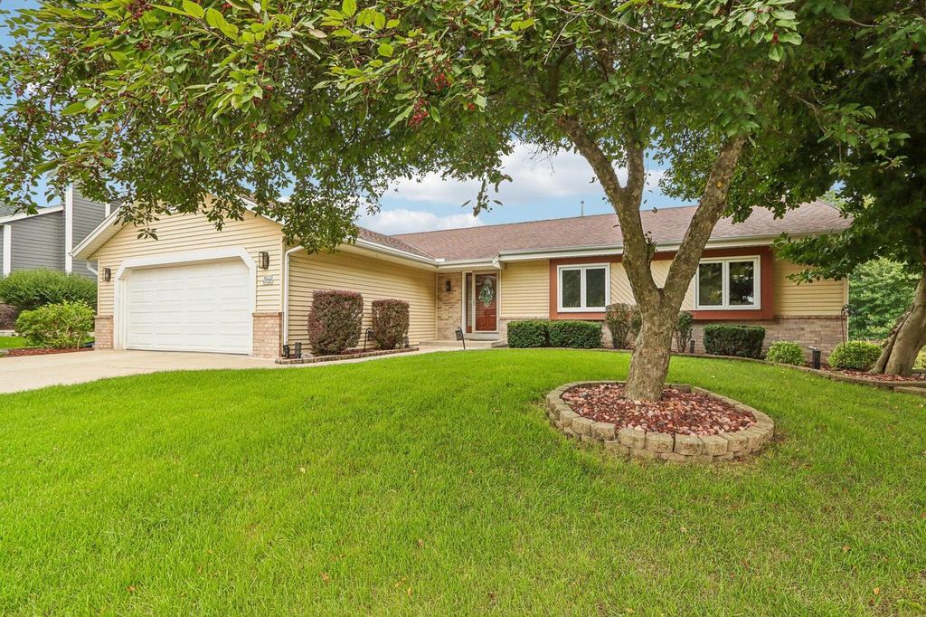W235N6482 Outer Circle DRIVE, Sussex, WI 53089
