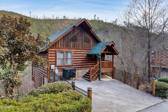 830 Black Bear Cub Way, Sevierville, TN 37862