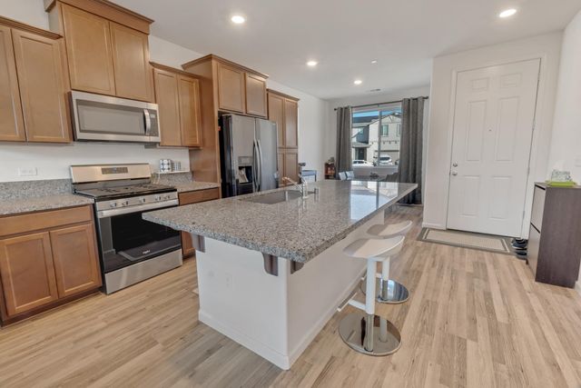 2207 S Crumal Street, Visalia, CA 93292