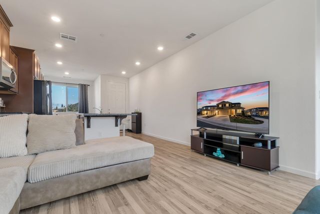 2207 S Crumal Street, Visalia, CA 93292