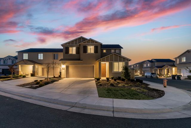 2207 S Crumal Street, Visalia, CA 93292