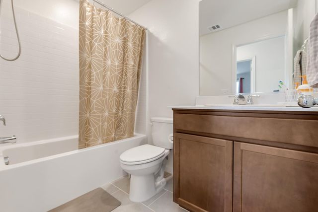 2207 S Crumal Street, Visalia, CA 93292