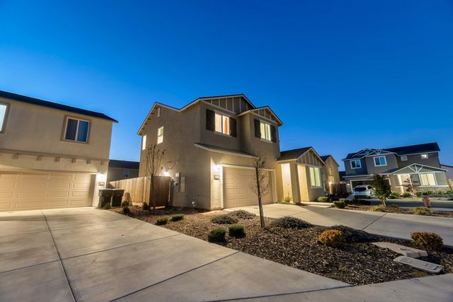 2207 S Crumal Street, Visalia, CA 93292