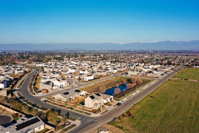 2207 S Crumal Street, Visalia, CA 93292