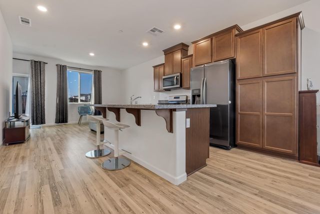 2207 S Crumal Street, Visalia, CA 93292