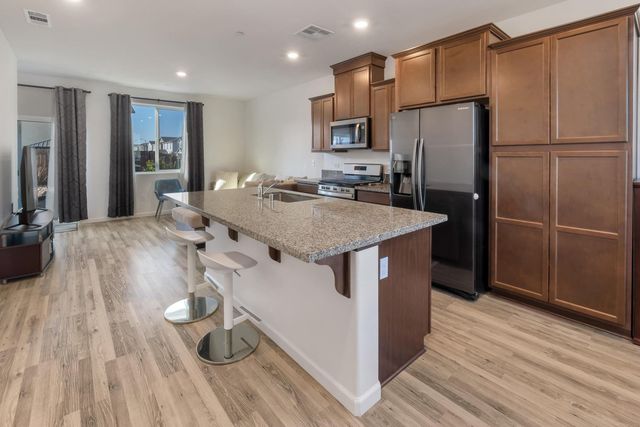 2207 S Crumal Street, Visalia, CA 93292