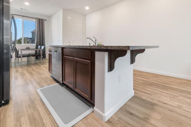 2207 S Crumal Street, Visalia, CA 93292