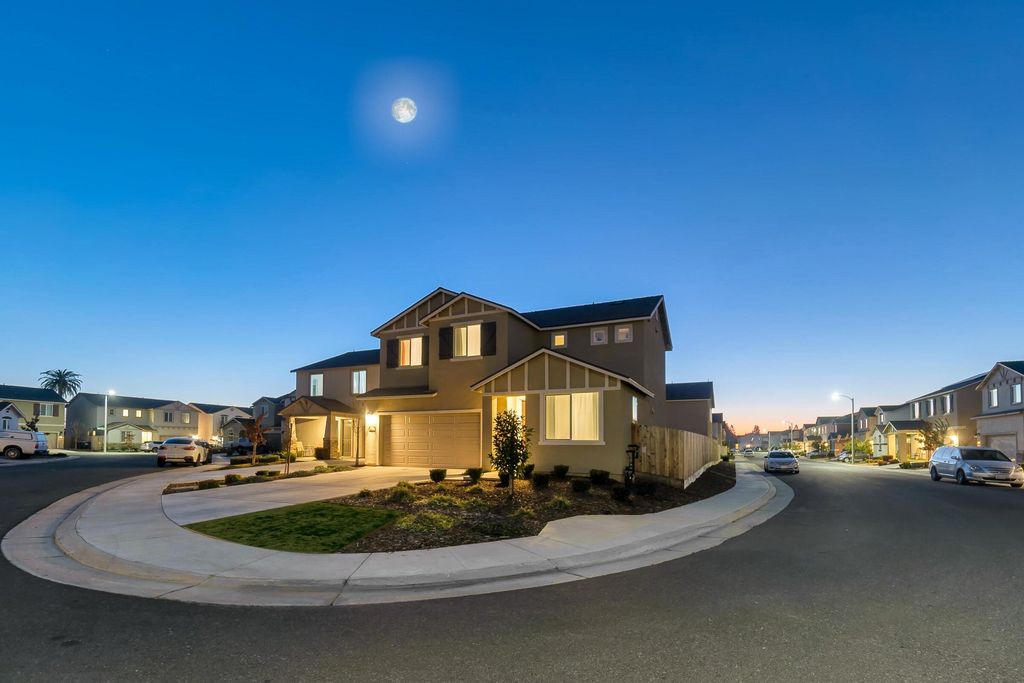 2207 S Crumal Street, Visalia, CA 93292