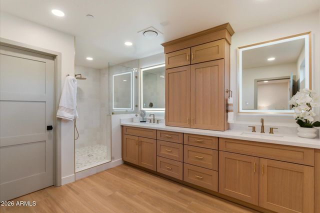 8520 E HIGHLAND Avenue, Scottsdale, AZ 85251