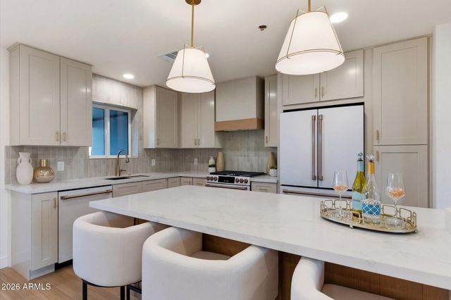 8520 E HIGHLAND Avenue, Scottsdale, AZ 85251