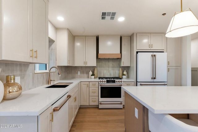 8520 E HIGHLAND Avenue, Scottsdale, AZ 85251