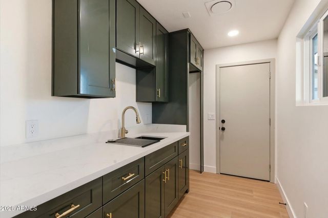 8520 E HIGHLAND Avenue, Scottsdale, AZ 85251