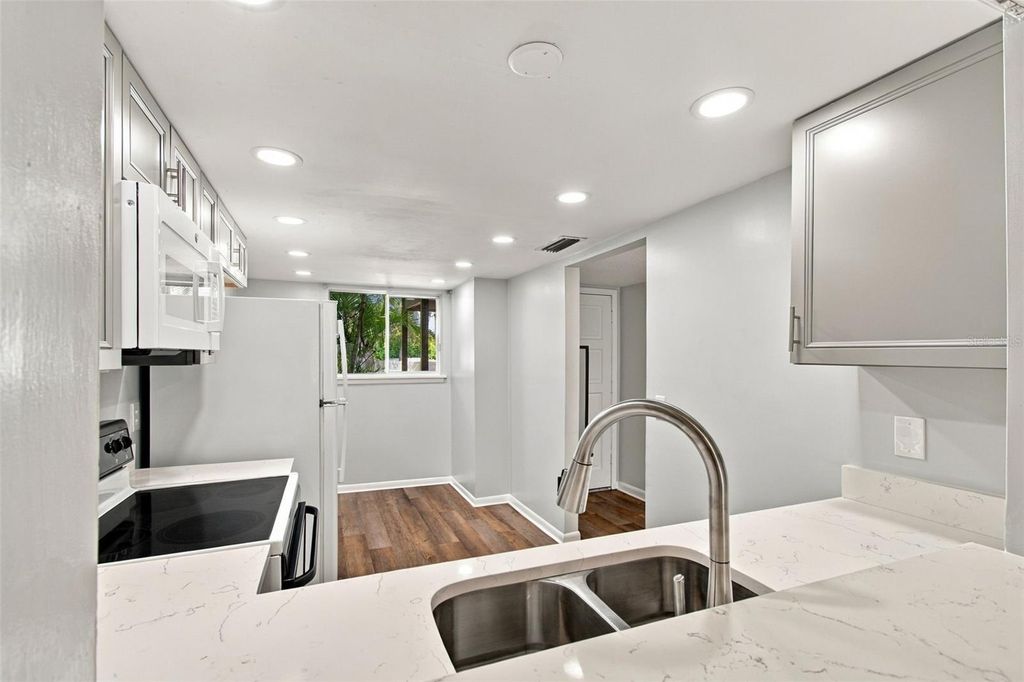 Image 5 of property listing at 6340 NEWTOWN CIRCLE 40A4, Tampa, FL 33615
