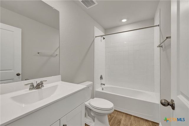 400 WILD GOOSE Drive, Luling, TX 78648