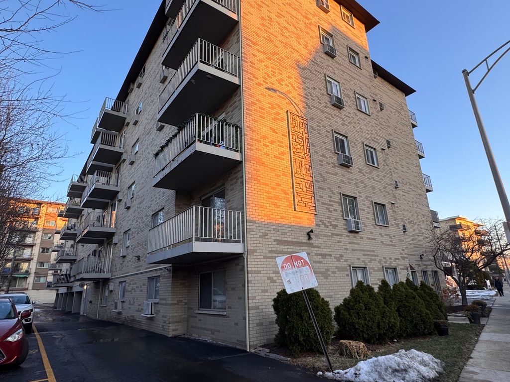 Image 2 of property listing at 300 Circle Avenue 3G, Forest Park, IL 60130