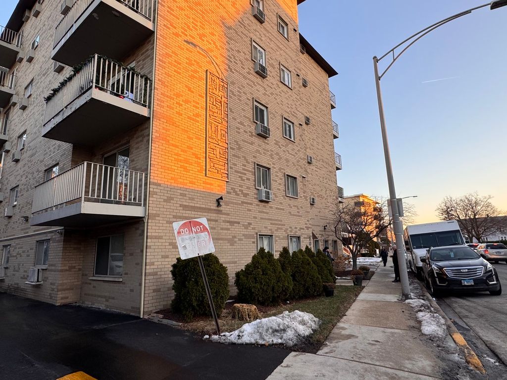 Image 3 of property listing at 300 Circle Avenue 3G, Forest Park, IL 60130