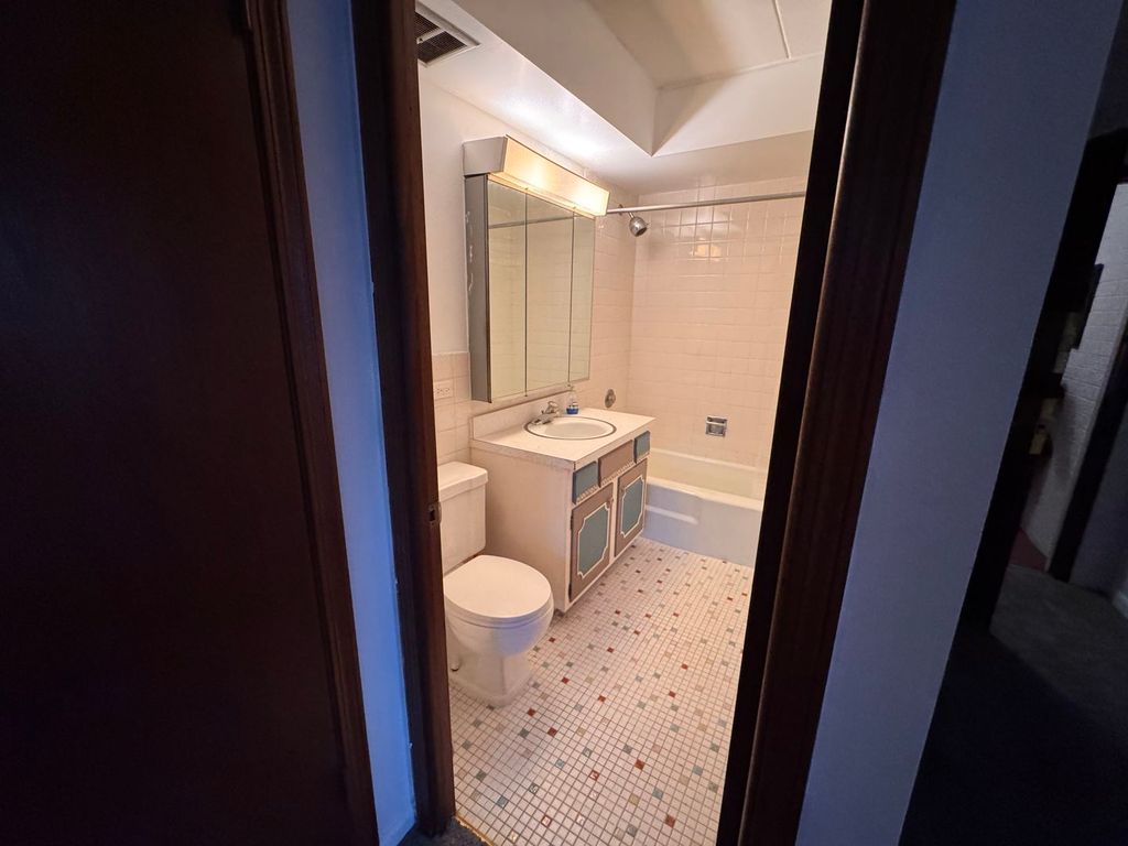Image 23 of property listing at 300 Circle Avenue 3G, Forest Park, IL 60130