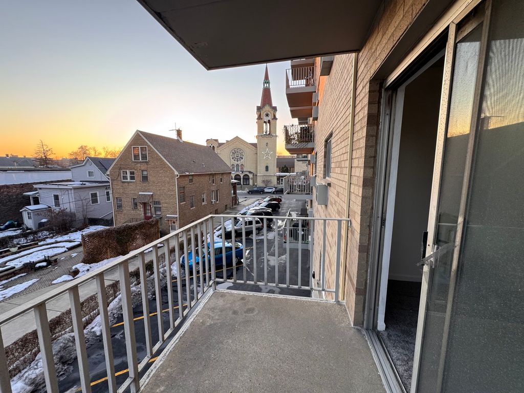 Image 24 of property listing at 300 Circle Avenue 3G, Forest Park, IL 60130