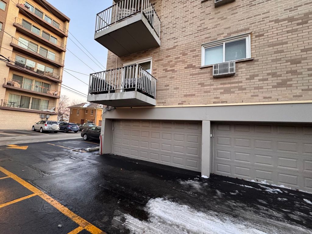 Image 26 of property listing at 300 Circle Avenue 3G, Forest Park, IL 60130