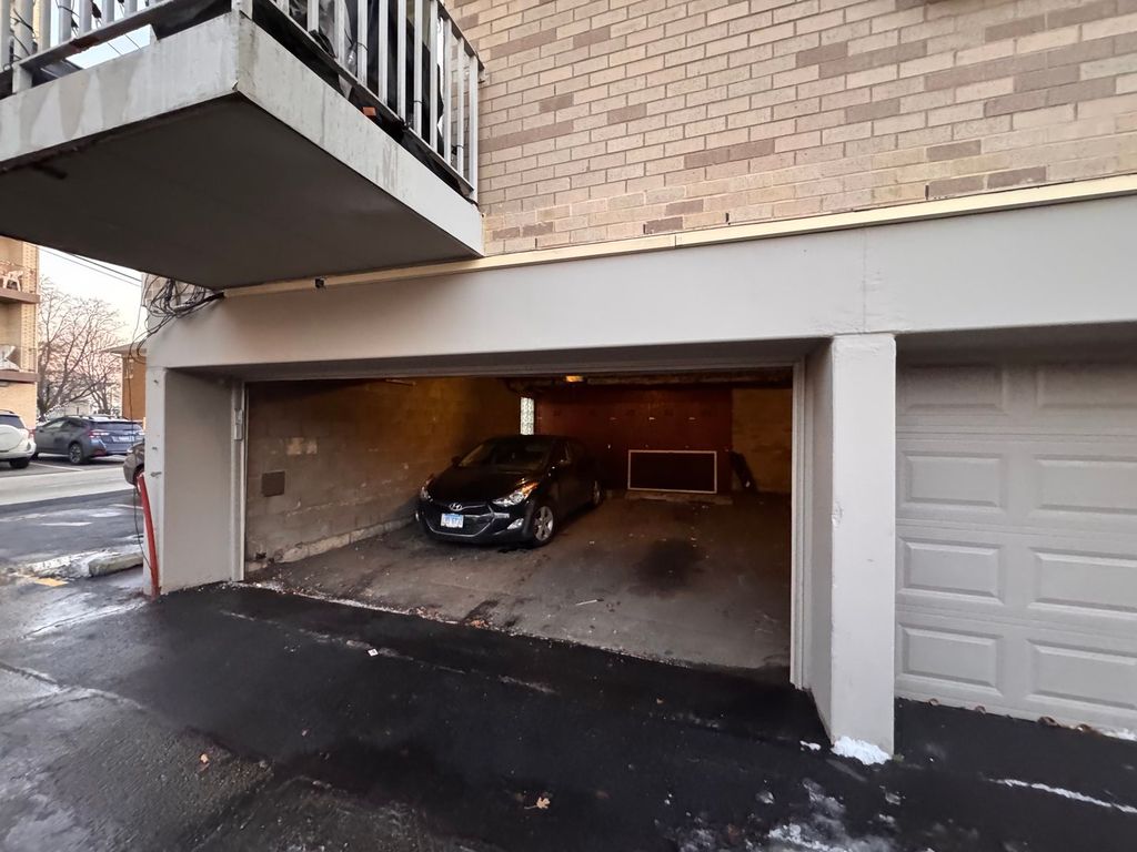 Image 28 of property listing at 300 Circle Avenue 3G, Forest Park, IL 60130