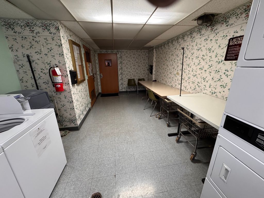 Image 30 of property listing at 300 Circle Avenue 3G, Forest Park, IL 60130