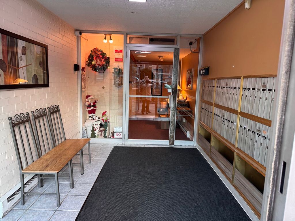 Image 4 of property listing at 300 Circle Avenue 3G, Forest Park, IL 60130