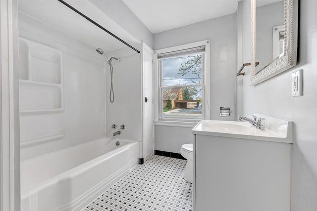 512 E ALLOUEZ AVENUE, Green Bay, WI 54301