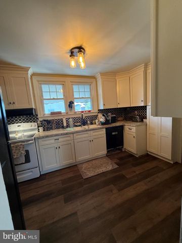 212 COCHRAN ST, Cochranville, PA 19330