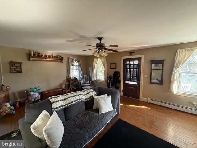 212 COCHRAN ST, Cochranville, PA 19330