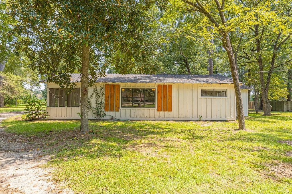 10015 Pine Point Drive, Montgomery, TX 77316