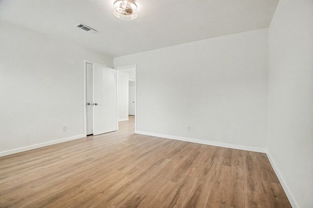 928 Ash Crescent Street, Fort Worth, TX 76104