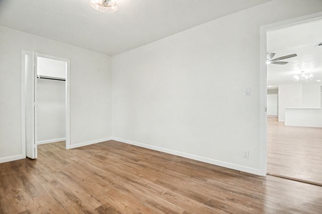 928 Ash Crescent Street, Fort Worth, TX 76104