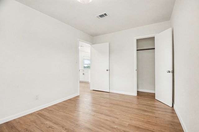 928 Ash Crescent Street, Fort Worth, TX 76104