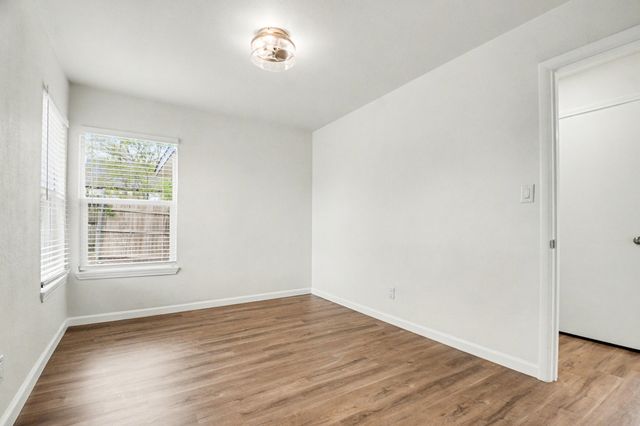 928 Ash Crescent Street, Fort Worth, TX 76104