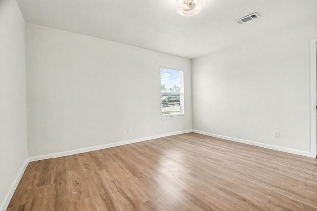 928 Ash Crescent Street, Fort Worth, TX 76104