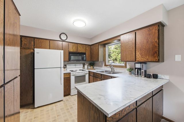 701 N Brookview Lane SW, Isanti, MN 55040