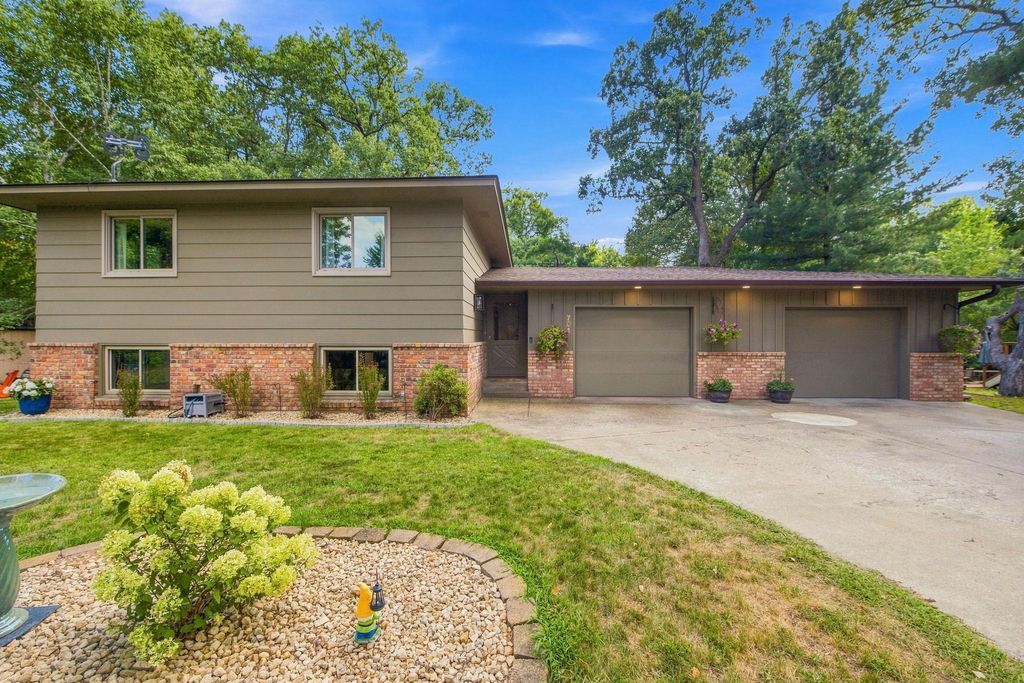 701 N Brookview Lane SW, Isanti, MN 55040